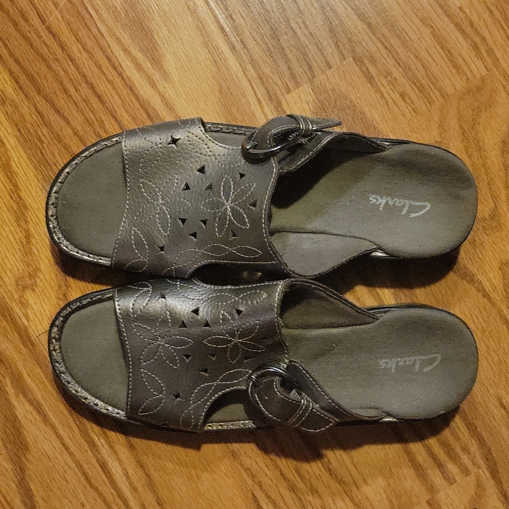 Clark's sandals women's size 8M. Leather upper - pretty flower design and buckle